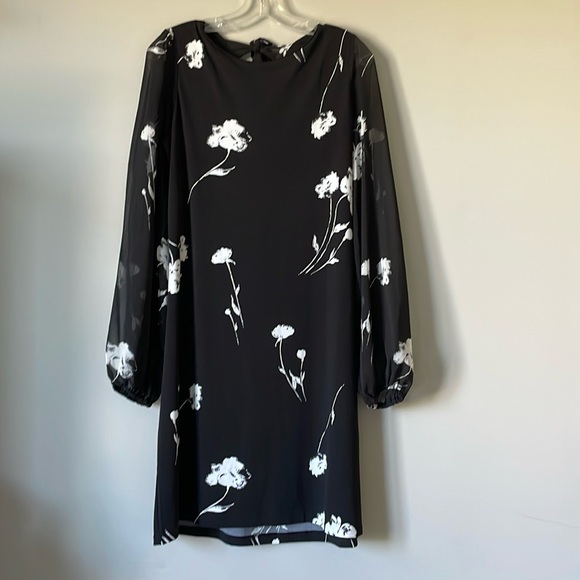 White House Black Market Dresses & Skirts - White House black market black dress with white flowers in size 14